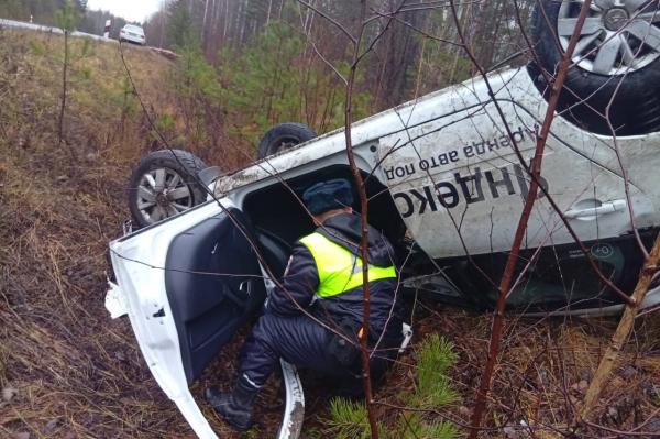 Под Серовом пьяный водитель на арендованном авто улетел с дороги - Фото 1