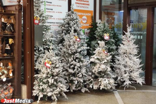 Предприниматели привезли в Свердловскую область более 30 тонн новогодних товаров - Фото 1