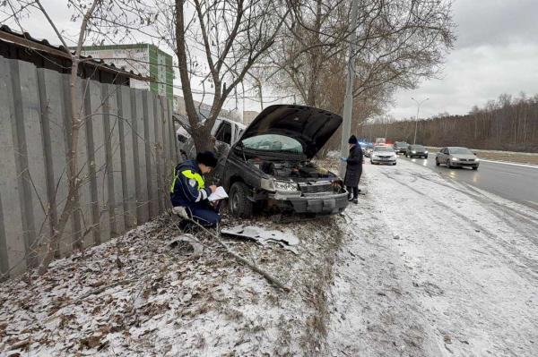 На Екатеринбурге погиб водитель ВАЗа, который снес забор и опору освещения на Объездной - Фото 1