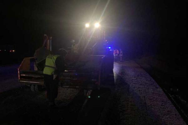 На Тюменском тракте водитель Lada влетел в погрузчик, а затем его отбросило на тягач - Фото 1