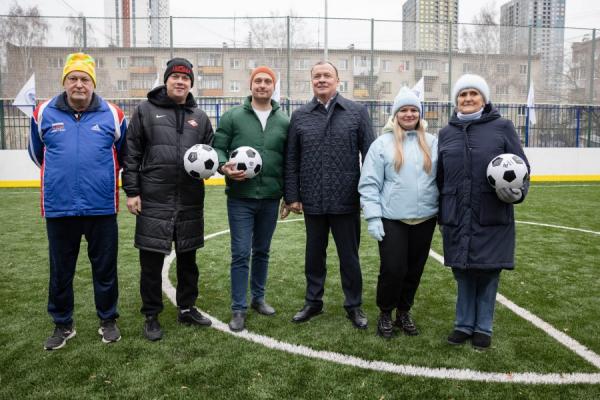 В центре Екатеринбурга открыли обновленную спортплощадку - Фото 1