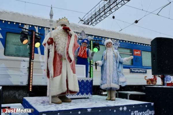 Дед Мороз отправился на волшебном поезде в большое путешествие по стране - Фото 1