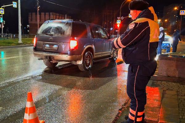 В Новоуральске водитель иномарки сбил девочку, которая, пытаясь успеть на автобус, бежала на красный - Фото 1