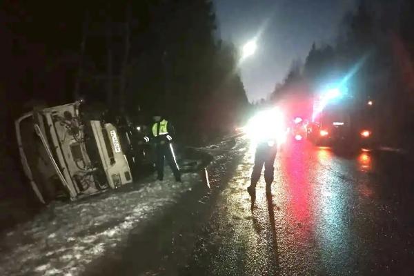 Под Серовом в страшной аварии с мусоровозом погибла женщина-водитель «Киа» и ее пятилетняя дочь - Фото 1