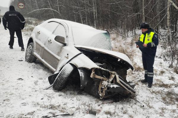 На Тюменском тракте водитель Kia Rio отвлекся и вылетел на встречку, где устроил смертельное ДТП - Фото 1