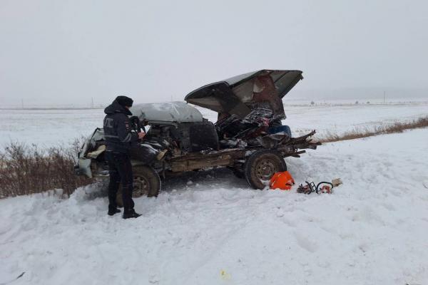Один погиб и пятеро пострадали в столкновении «буханки» и ГАЗели на заснеженной трассе под Алапаевском - Фото 1