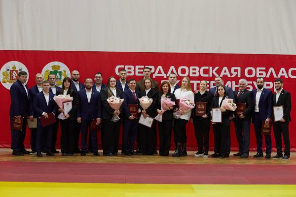 Свердловская область — одна из лидеров мирового самбо: губернатор наградил чемпионов 2025 года - Фото 1