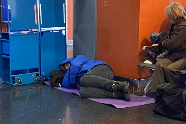 Пассажирам, застрявшим в Кольцово из-за атак БПЛА на Москву, выдали пенки и воду - Фото 1