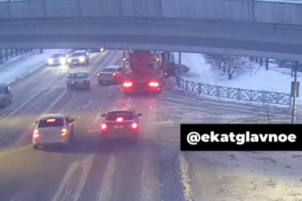 В Екатеринбурге легковушка вылетела на встречку и столкнулась с бетономешалкой и иномаркой - Фото 1