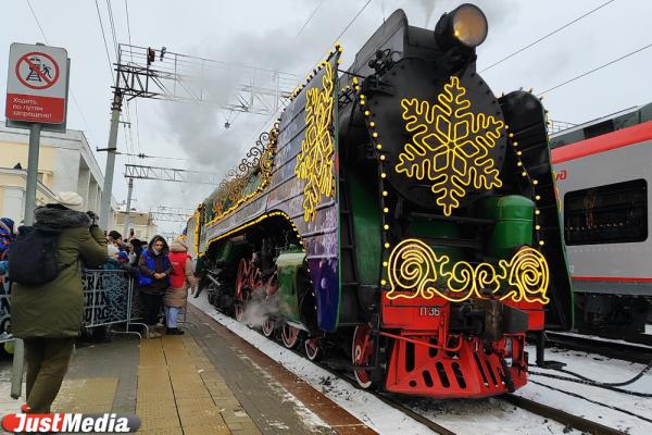 На железнодорожный вокзал Екатеринбурга прибыл поезд Деда Мороза - Фото 1