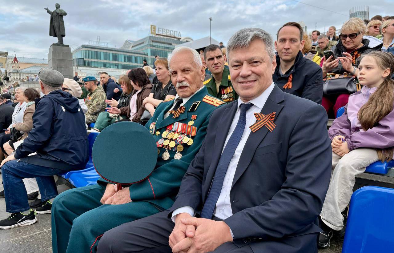 Андрей Ветлужских посетил военный парад на площади 1905 года и возложил цветы у памятника «Журавли» - Фото 1