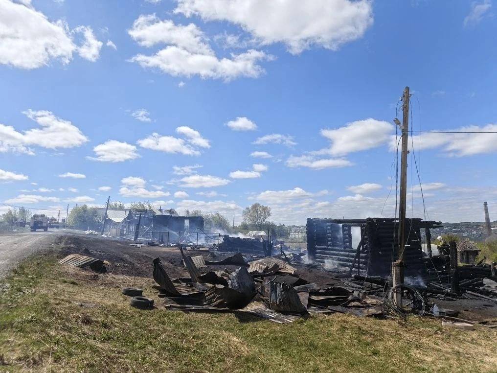 В Бисерти приступили к разбору завалов после пожара в шести частных домах - Фото 1