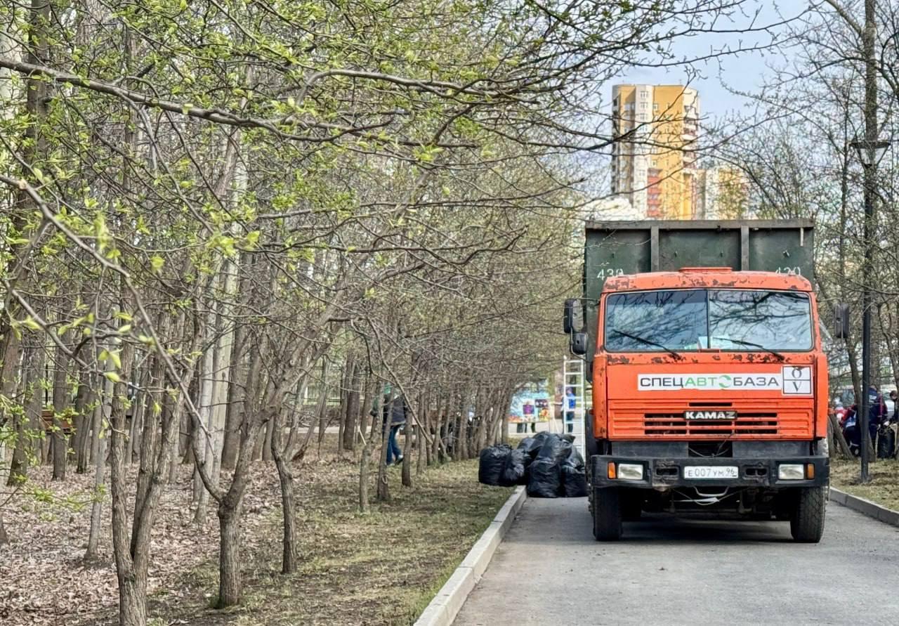 Более 2 тысяч кубов мусора вывезла «Спецавтобаза» после апрельских субботников - Фото 1