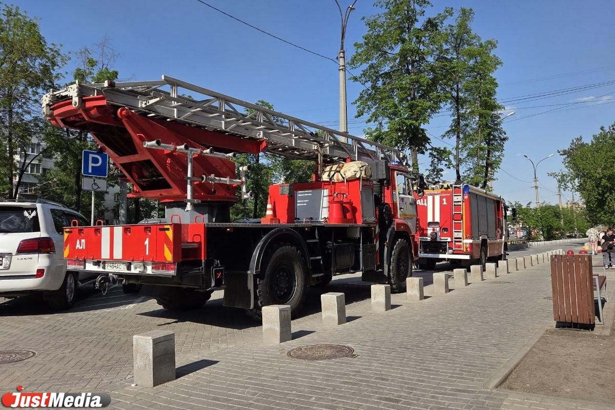 Три пожарных машины приехали к «Пятерочке» у Железнодорожного вокзала в Екатеринбурге - Фото 1