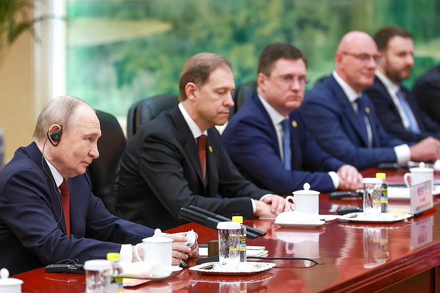 Путин на встрече с Си Цзиньпином сообщил о продлении безвизового режима между Россией и Китаем - Фото 1