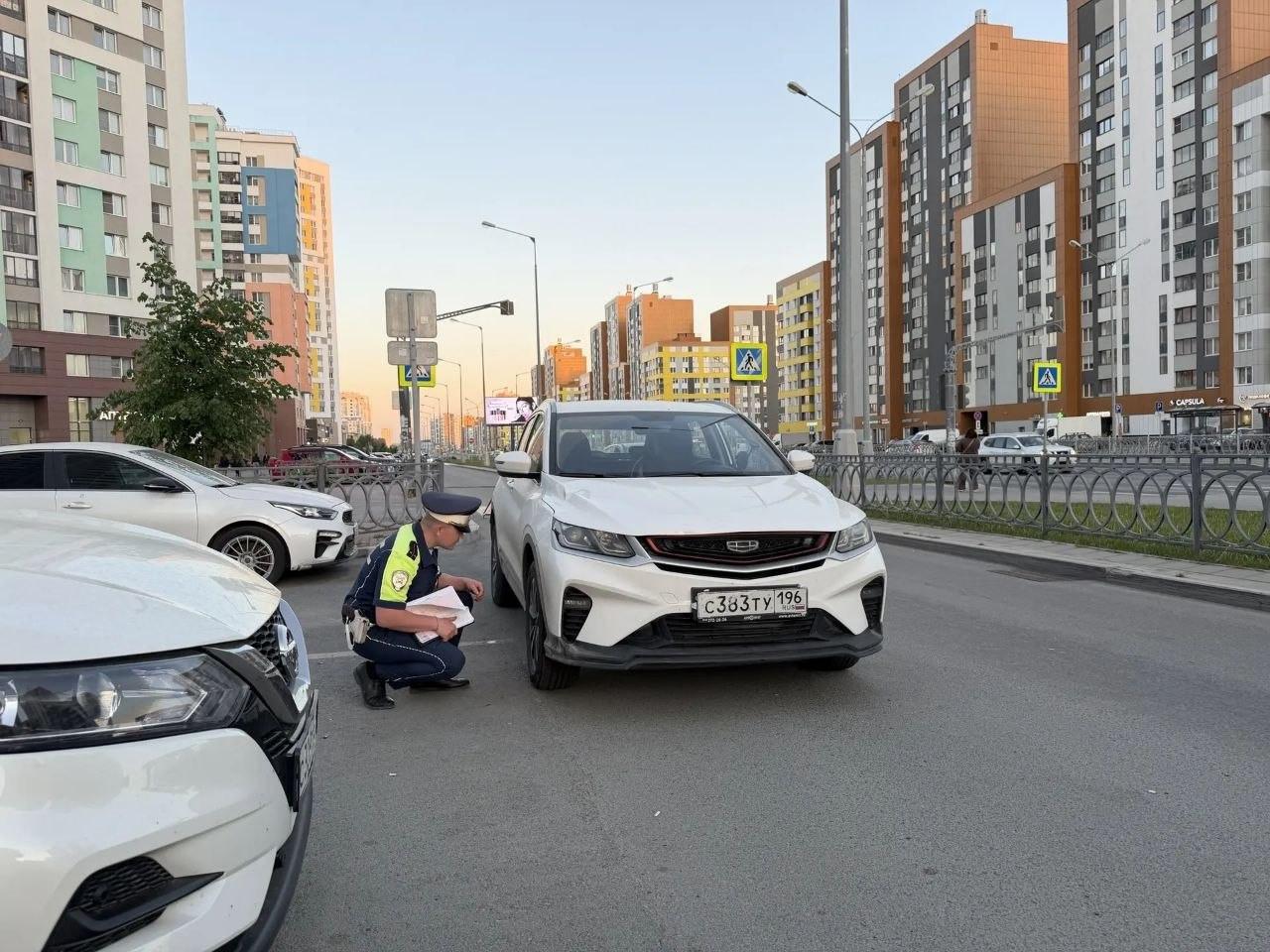 Автомобилист сбил водителя электросамоката на пешеходном переходе в Академическом - Фото 1