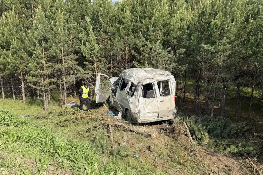 Два человека погибли в перевернувшемся минивэне под Каменском-Уральским - Фото 1