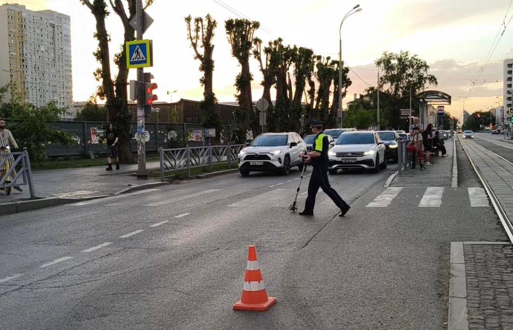В Екатеринбурге водитель «Митсубиси» сбил мужчину, перебегавшего на красный - Фото 1