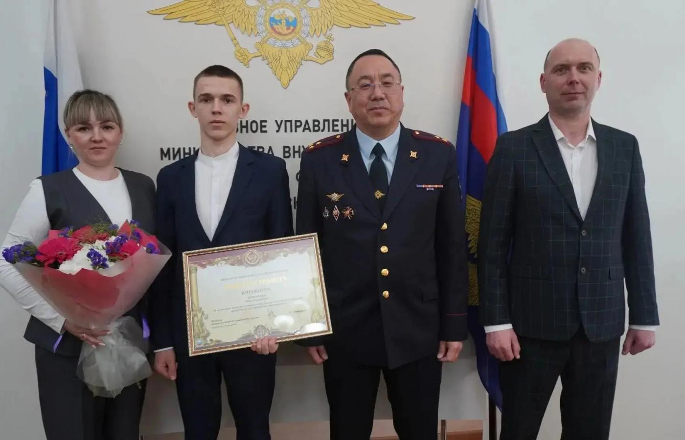 Глава МВД  наградил подростка из Новой Ляли, не давшего отдать пенсионерке мошенникам 1 млн рублей - Фото 1