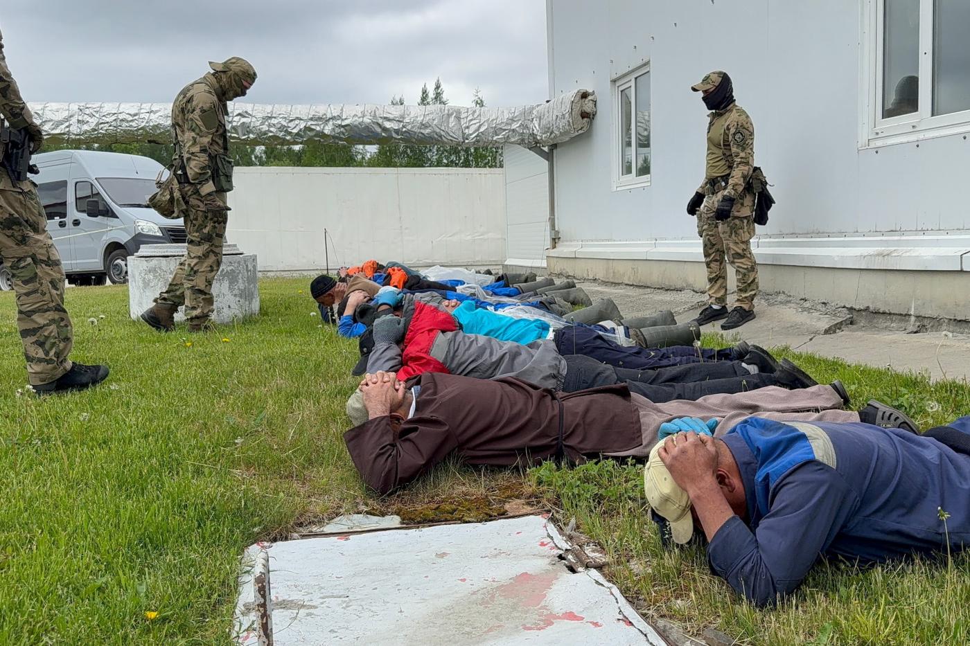 Полиция задержала 42 нелегальных мигранта в рыбном цехе под Екатеринбургом - Фото 1