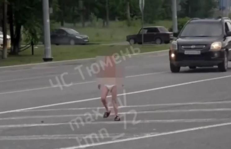 В одном памперсе бегал ребенок у тюменского аэропорта Рощино - Фото 1