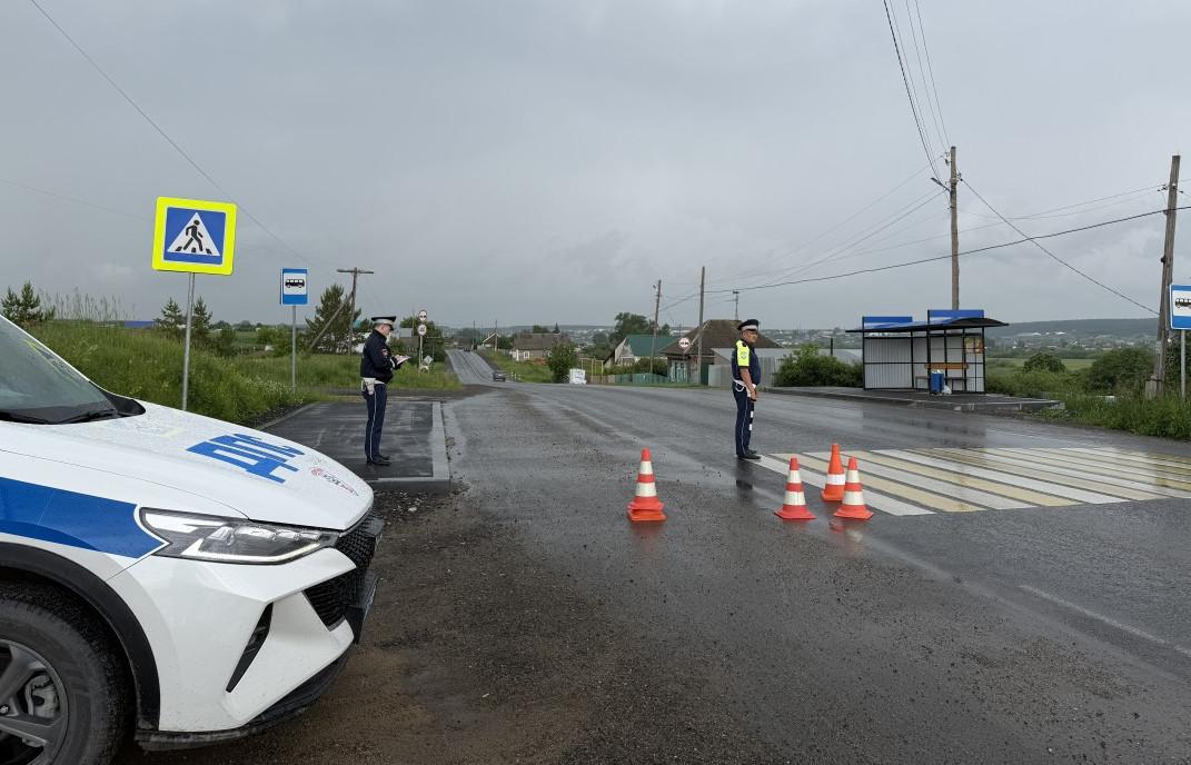 В Свердловской области водитель машины сбил девочку, и купив ей шоколадку, скрылся - Фото 1