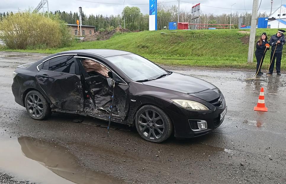 Двое детей и женщина пострадали в ДТП в Свердловской области из-за автоледи на Mazda - Фото 1
