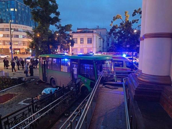 Автобус сбил насмерть четырех пешеходов в центре Екатеринбурга