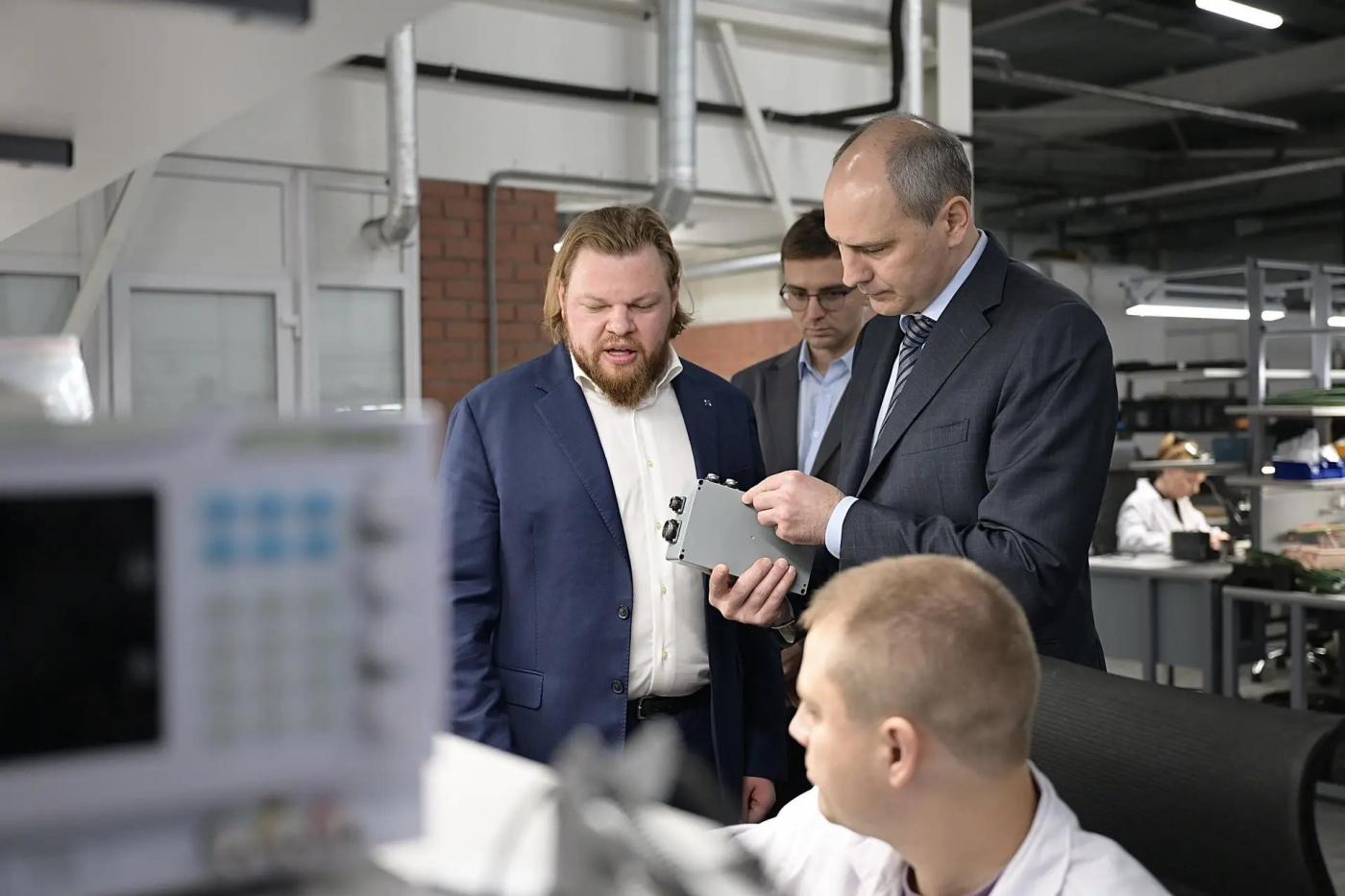 Денису Паслеру представили новые свердловские дроны для перевозки грузов - Фото 1