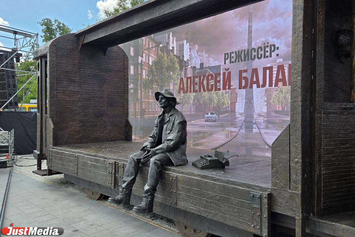 Памятник режиссеру Алексею Балабанову установили в Екатеринбурге - Фото 1