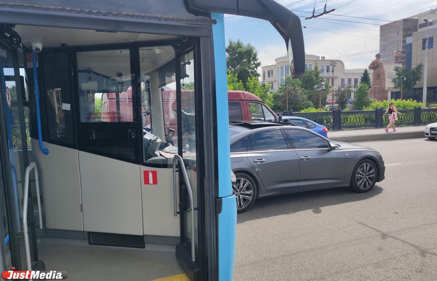 Троллейбус и «Ауди» не поделили дорогу на Каменном мосту в Екатеринбурге - Фото 1