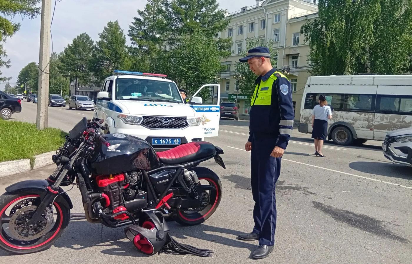 Пьяный водитель мотоцикла устроил ДТП в центре Серова - Фото 1