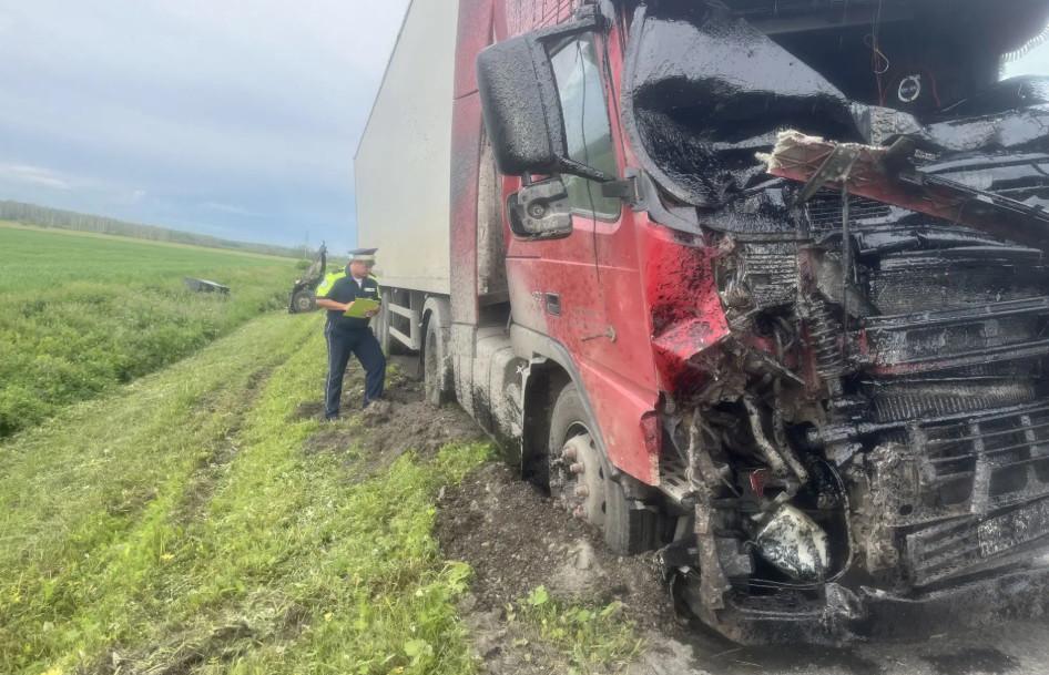 В ДТП с грузовиком погиб водитель трактора на Тюменском тракте - Фото 1