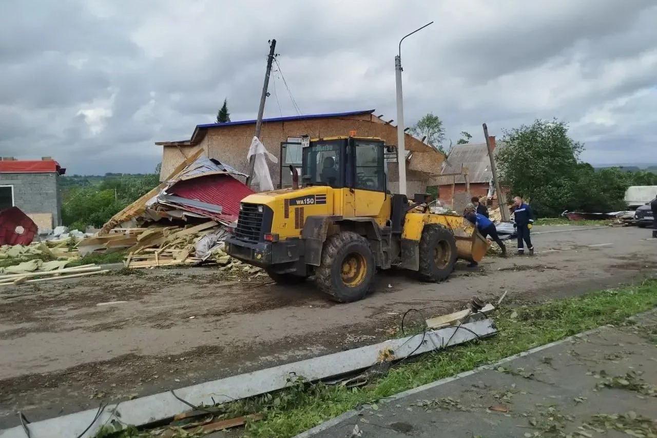 Застройщики из Екатеринбурга выделили бригады для восстановления разрушенных смерчем домов в Кушве - Фото 1