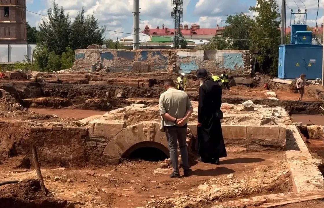 Некрополь собора во имя Преображения Господня и фундаменты Александровских казарм откопали в Оренбурге - Фото 1
