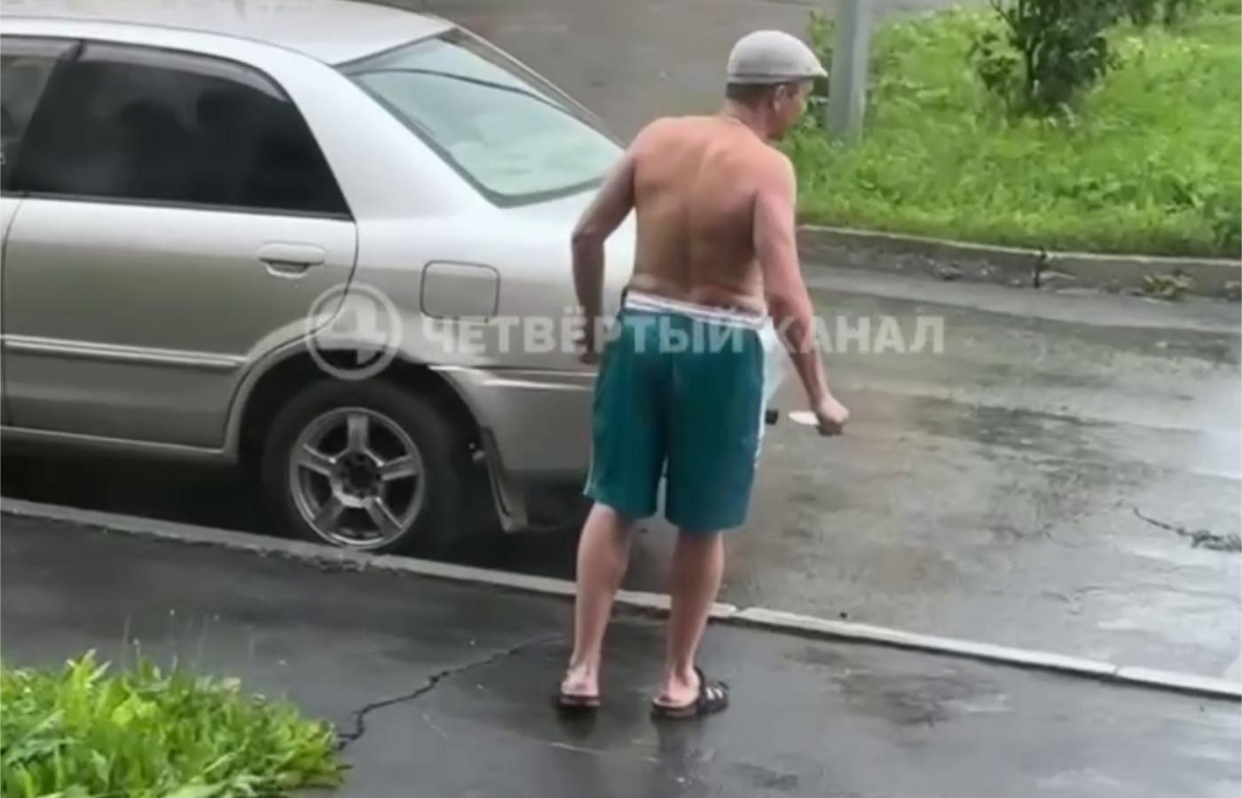 Полуголый мужчина ходил по улицам Косулино с ножом и бил по стенам домов кувалдой - Фото 1