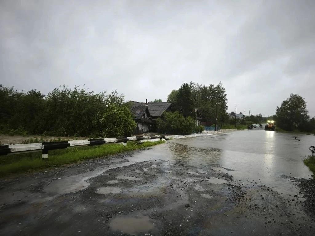 Внезапный паводок вывел из строя автомобильный мост в Бисерти - Фото 1