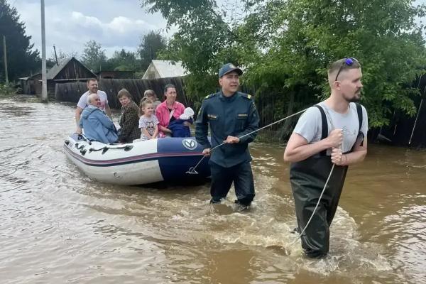 Спасатели МЧС эвакуировали из затопленных поселков более 150 свердловчан