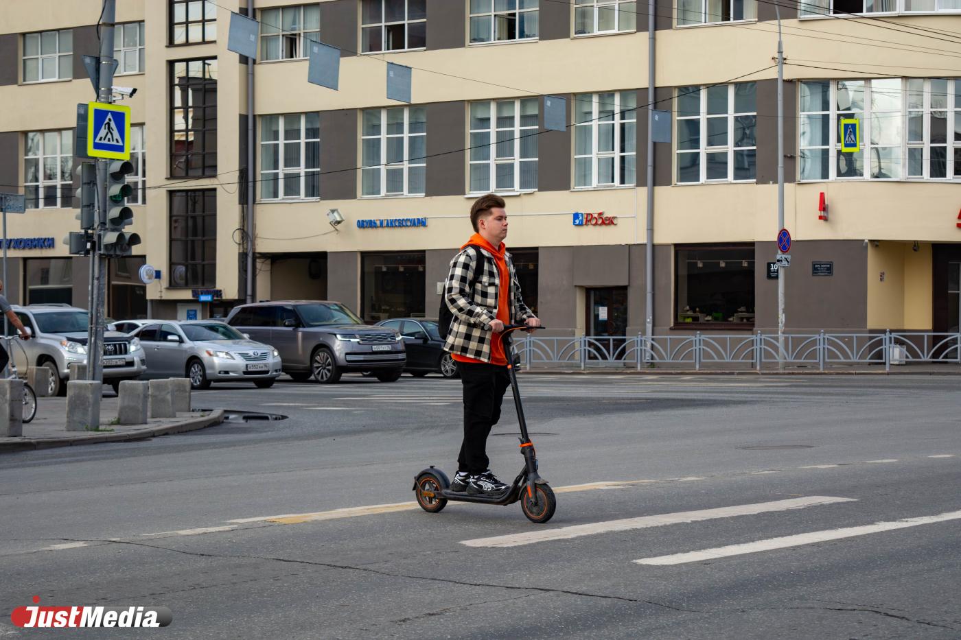 За две недели умные камеры зафиксировал 15 тысяч нарушений езды на электросамокатах в Екатеринбурге - Фото 1