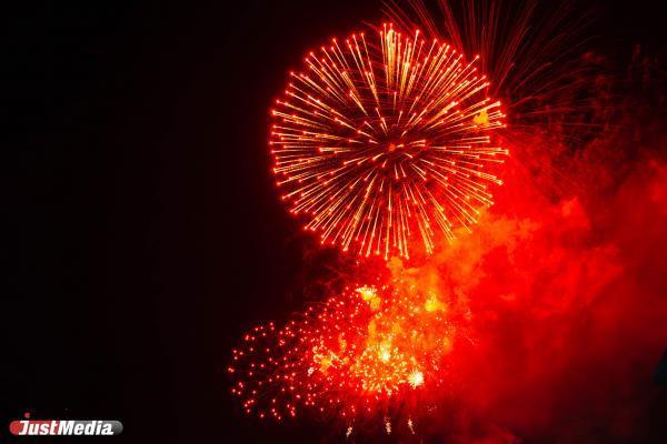 Салюты стали причиной вспыхнувшего на Бруклинском мосту пламени в День независимости США - Фото 1
