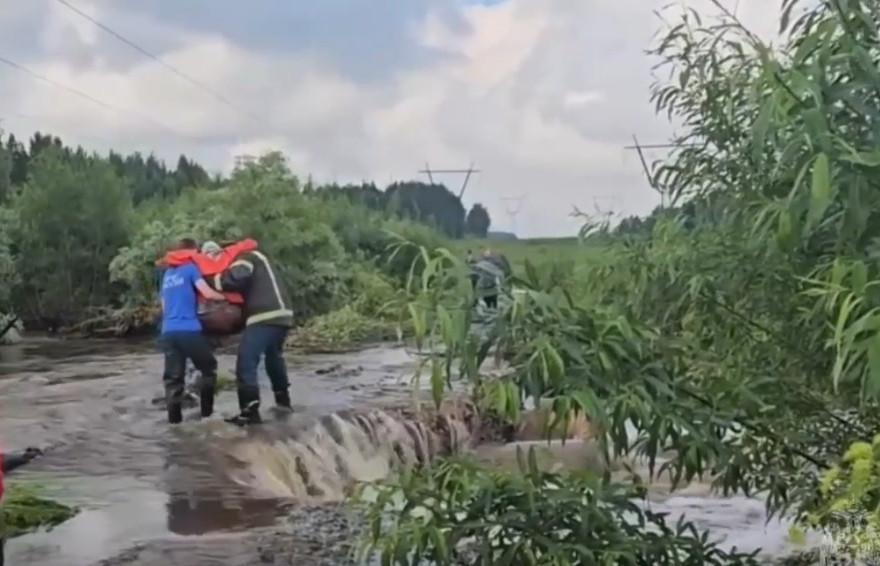 Обстановка в зоне паводка из-за сильных дождей в Свердловской области стабилизируется  - Фото 1