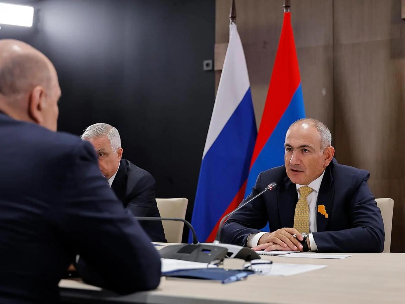 Мишустин обсудил с Пашиняном российско-армянские отношения на полях ИННОПРОМа в Екатеринбурге - Фото 1