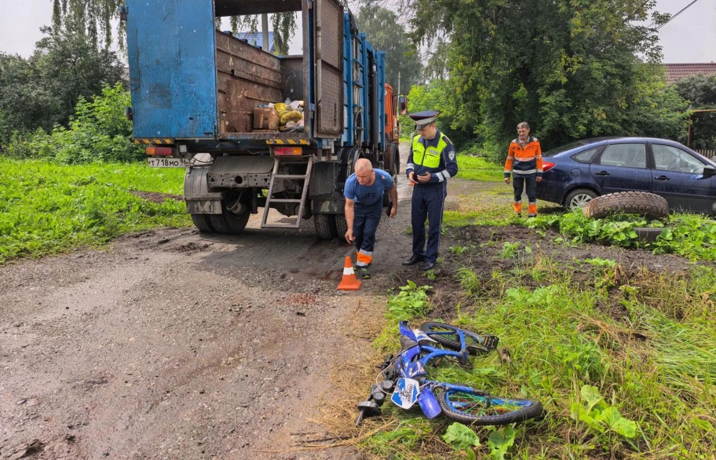 Водитель мусоровоза насмерть сбил 4-летнюю девочку на велосипеде в Нижнем Тагиле - Фото 1