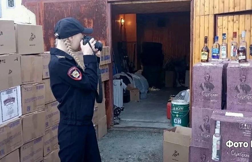 Бокс с крупной партией паленого алкоголя выявили полицейские в Первоуральске - Фото 1
