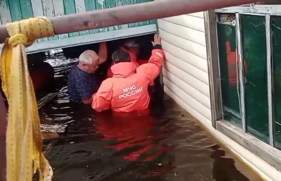 Подтопленными в Свердловской области остаются почти 450 домов и около 1800 приусадебных участков - Фото 1