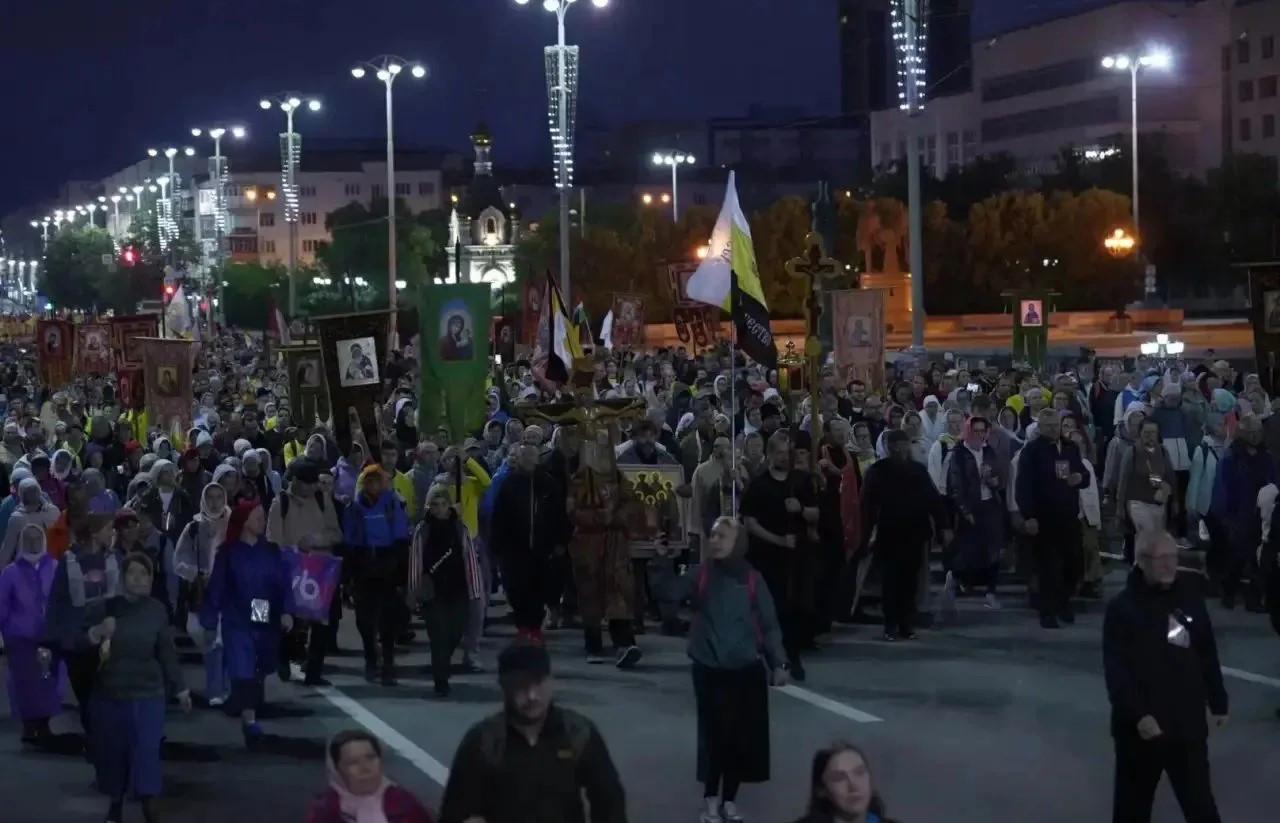 Десятки тысяч верующих приняли участие в Царском крестном ходе - Фото 1