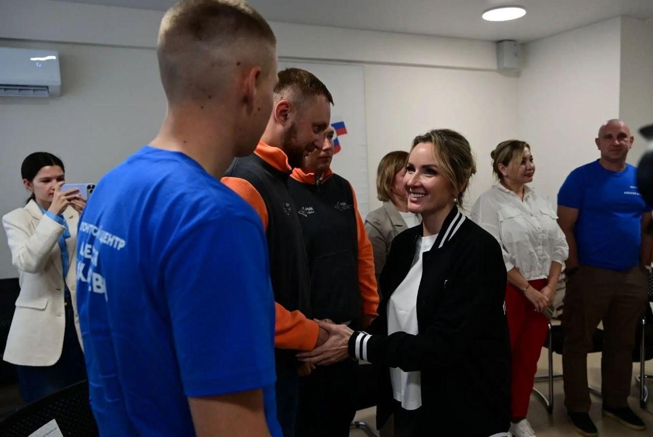 Мария Львова-Белова встретилась со свердловскими волонтерами в Екатеринбурге - Фото 1