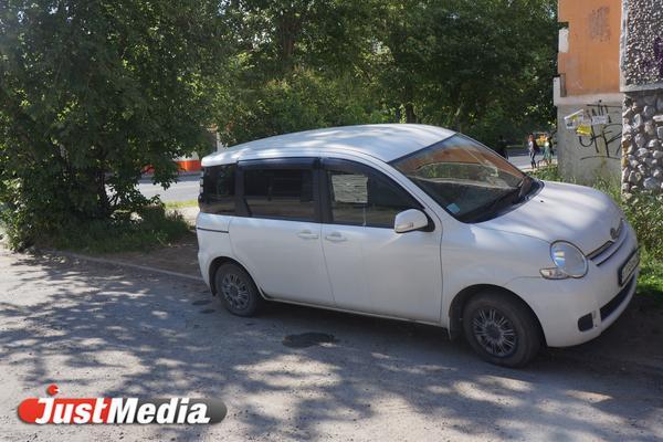 Каршеринговая компания заплатит штраф 150 тысяч рублей за парковку на газоне в Екатеринбурге - Фото 1
