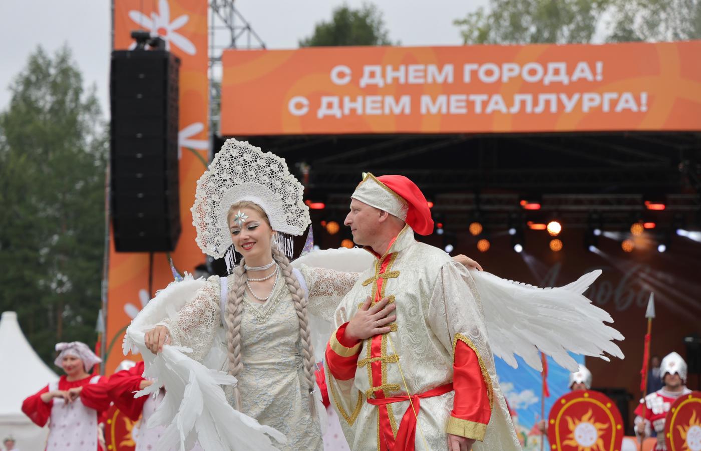 32 свадьбы сыграли в честь Дня металлурга в Верхней Пышме  - Фото 1