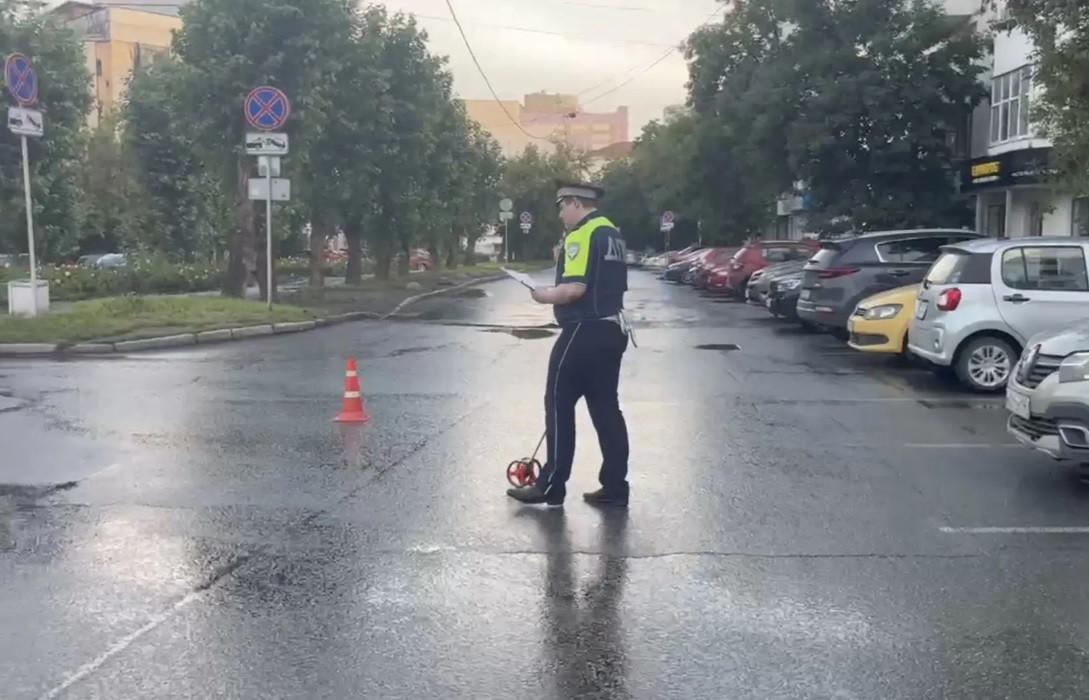 Водитель двигался задним ходом и попал ДТП в центре Екатеринбурга, где пострадал ребенок - Фото 1
